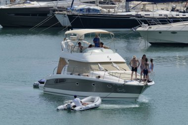 İtalya, Sicilya, Akdeniz, Marina di Ragusa; 12 Ağustos 2018, insanlar üzerinde bir lüks yat liman - yazı işleri