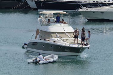 İtalya, Sicilya, Akdeniz, Marina di Ragusa; 12 Ağustos 2018, insanlar üzerinde bir lüks yat liman - yazı işleri