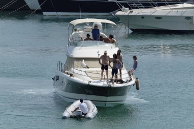 İtalya, Sicilya, Akdeniz, Marina di Ragusa; 12 Ağustos 2018, insanlar üzerinde bir lüks yat liman - yazı işleri