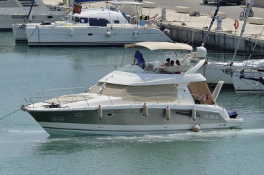 İtalya, Sicilya, Akdeniz, Marina di Ragusa; 12 Ağustos 2018, insanlar üzerinde bir lüks yat liman - yazı işleri