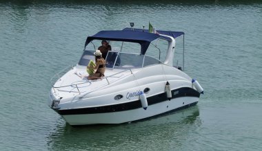 İtalya, Sicilya, Akdeniz, Marina di Ragusa; 12 Ağustos 2018, insanlar üzerinde Port - editoryal bir motorlu tekne