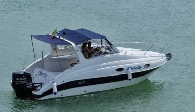 İtalya, Sicilya, Akdeniz, Marina di Ragusa; 12 Ağustos 2018, insanlar üzerinde Port - editoryal bir motorlu tekne