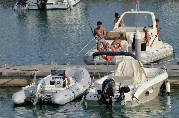 Italië Sicilië Middellandse Zee Marina Ragusa Augustus 2018 Mensen Motorboten — Stockfoto