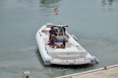 İtalya, Sicilya, Akdeniz, Marina di Ragusa; 13 Ağustos 2018, insanlar büyük bir lastik üzerinde port - editoryal tekne.