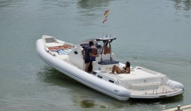 İtalya, Sicilya, Akdeniz, Marina di Ragusa; 13 Ağustos 2018, insanlar büyük bir lastik üzerinde port - editoryal tekne.