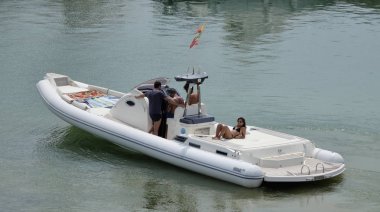 İtalya, Sicilya, Akdeniz, Marina di Ragusa; 13 Ağustos 2018, insanlar büyük bir lastik üzerinde port - editoryal tekne.