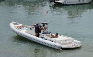 İtalya, Sicilya, Akdeniz, Marina di Ragusa; 13 Ağustos 2018, insanlar büyük bir lastik üzerinde port - editoryal tekne.