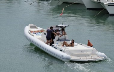 İtalya, Sicilya, Akdeniz, Marina di Ragusa; 13 Ağustos 2018, insanlar büyük bir lastik üzerinde port - editoryal tekne.