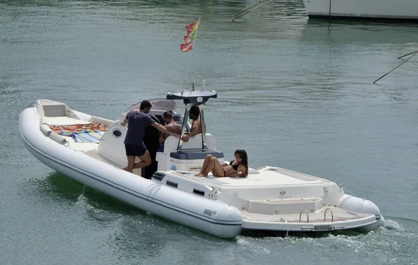 Italia Sicilia Mar Mediterráneo Marina Ragusa Agosto 2018 Personas Gran —  Fotos de Stock