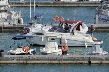 İtalya, Sicilya, Akdeniz, Marina di Ragusa; 14 Ağustos 2018, insanlar üzerinde bir lüks yat liman - yazı işleri