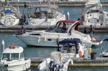 İtalya, Sicilya, Akdeniz, Marina di Ragusa; 14 Ağustos 2018, insanlar üzerinde bir lüks yat liman - yazı işleri