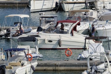 İtalya, Sicilya, Akdeniz, Marina di Ragusa; 14 Ağustos 2018, insanlar üzerinde bir lüks yat liman - yazı işleri