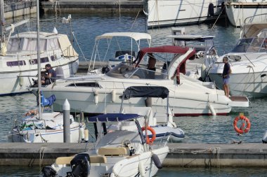 İtalya, Sicilya, Akdeniz, Marina di Ragusa; 14 Ağustos 2018, insanlar üzerinde bir lüks yat liman - yazı işleri