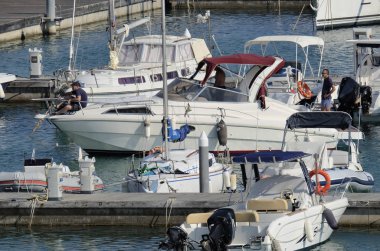 İtalya, Sicilya, Akdeniz, Marina di Ragusa; 14 Ağustos 2018, insanlar üzerinde bir lüks yat liman - yazı işleri