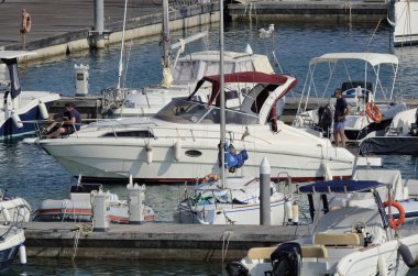 İtalya, Sicilya, Akdeniz, Marina di Ragusa; 14 Ağustos 2018, insanlar üzerinde bir lüks yat liman - yazı işleri