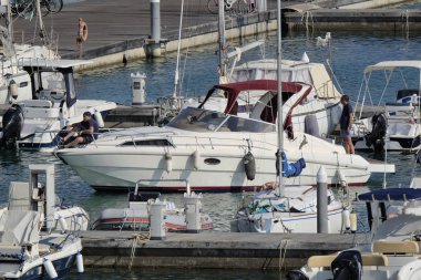 İtalya, Sicilya, Akdeniz, Marina di Ragusa; 14 Ağustos 2018, insanlar üzerinde bir lüks yat liman - yazı işleri