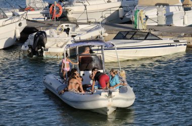 İtalya, Sicilya, Akdeniz, Marina di Ragusa; 15 Ağustos 2018, insanlar bir lastik üzerinde port - editoryal tekne.