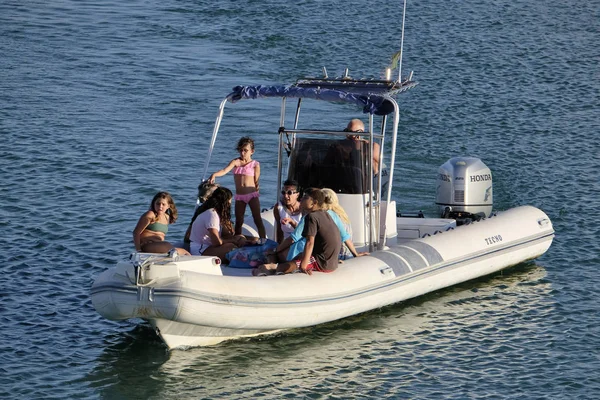 Itália Sicília Mar Mediterrâneo Marina Ragusa Agosto 2018 Pessoas Barco — Fotografia de Stock