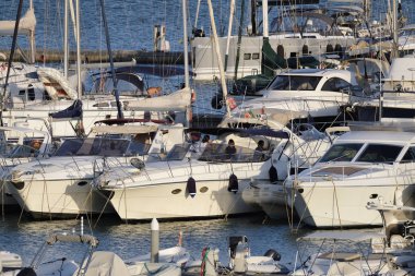 İtalya, Sicilya, Akdeniz, Marina di Ragusa; 15 Ağustos 2018, motorlu tekne ve Lüks Yatlar Port - Editörden