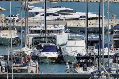 İtalya, Sicilya, Akdeniz, Marina di Ragusa; 16 Ağustos 2018, Lüks Yatlar port - Editörden