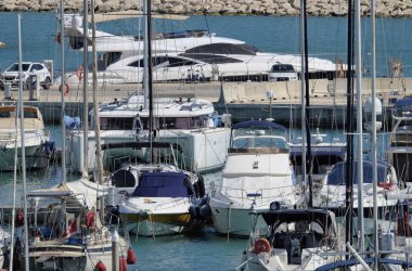 İtalya, Sicilya, Akdeniz, Marina di Ragusa; 16 Ağustos 2018, Lüks Yatlar port - Editörden