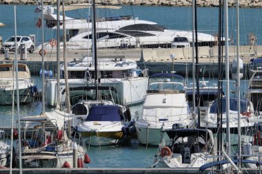 İtalya, Sicilya, Akdeniz, Marina di Ragusa; 16 Ağustos 2018, Lüks Yatlar port - Editörden