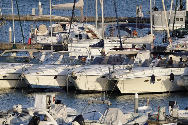 Itália Sicília Mar Mediterrâneo Marina Ragusa Agosto 2018 Barcos Motor — Fotografia de Stock