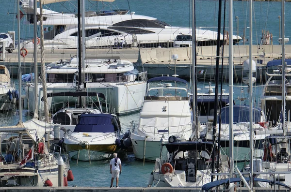 意大利 西西里岛 地中海 滨海堤沙 2018年8月16日 豪华游艇在港口 — 图库照片