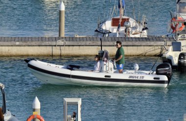 İtalya, Sicilya, Akdeniz, Marina di Ragusa; 17 Ağustos 2018, insanlar bir lastik üzerinde port - editoryal tekne.