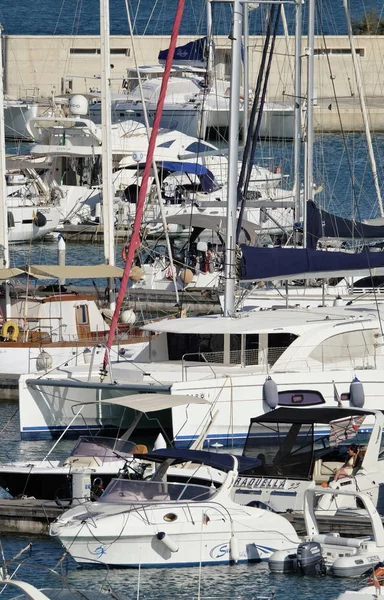 İtalya, Sicilya, Akdeniz, Marina di Ragusa; 17 Ağustos 2018, motorlu tekne ve Lüks Yatlar Port - Editörden