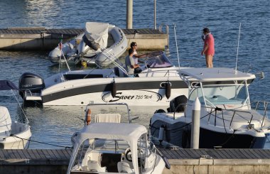 İtalya, Sicilya, Akdeniz, Marina di Ragusa; 17 Ağustos 2018, insanlar üzerinde Port - editoryal bir motorlu tekne