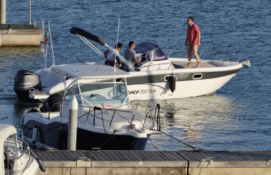 İtalya, Sicilya, Akdeniz, Marina di Ragusa; 17 Ağustos 2018, insanlar üzerinde Port - editoryal bir motorlu tekne