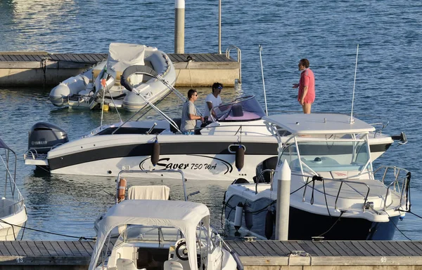 İtalya, Sicilya, Akdeniz, Marina di Ragusa; 17 Ağustos 2018, insanlar üzerinde Port - editoryal bir motorlu tekne