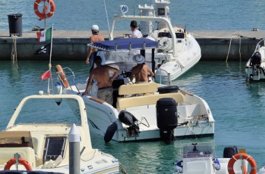 İtalya, Sicilya, Akdeniz, Marina di Ragusa; 18 Ağustos 2018, insanlar üzerinde Port - editoryal bir motorlu tekne