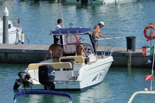Itália Sicília Mar Mediterrâneo Marina Ragusa Agosto 2018 Pessoas Barco — Fotografia de Stock