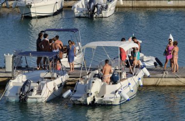 İtalya, Sicilya, Akdeniz, Marina di Ragusa; 18 Ağustos 2018, insanlar ve motorlu tekneler limanda - Editörden