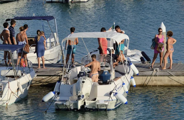 Włochy Sycylia Morze Śródziemne Marina Ragusa Sierpnia 2018 Ludzi Łodzi — Zdjęcie stockowe