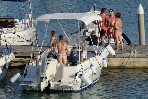 Itália Sicília Mar Mediterrâneo Marina Ragusa Agosto 2018 Pessoas Barcos — Fotografia de Stock