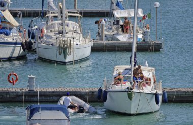 İtalya, Sicilya, Akdeniz, Marina di Ragusa; 19 Ağustos 2018, insanlar üzerinde Port - editoryal bir Yelkenli tekne