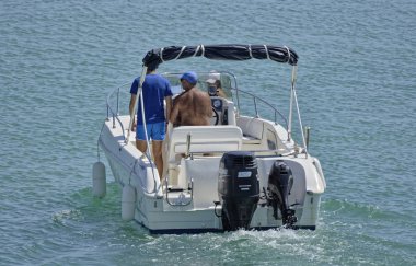 İtalya, Sicilya, Akdeniz, Marina di Ragusa; 19 Ağustos 2018, insanlar üzerinde Port - editoryal bir motorlu tekne