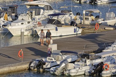 İtalya, Sicilya, Akdeniz, Marina di Ragusa; 19 Ağustos 2018, insanlar, tekneler ve Lüks Yatlar Port - Editörden