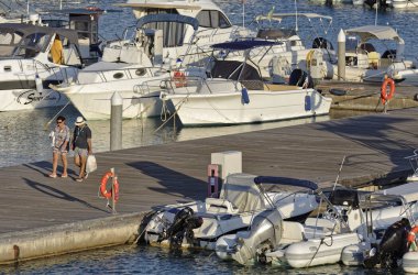 İtalya, Sicilya, Akdeniz, Marina di Ragusa; 19 Ağustos 2018, insanlar, tekneler ve Lüks Yatlar Port - Editörden
