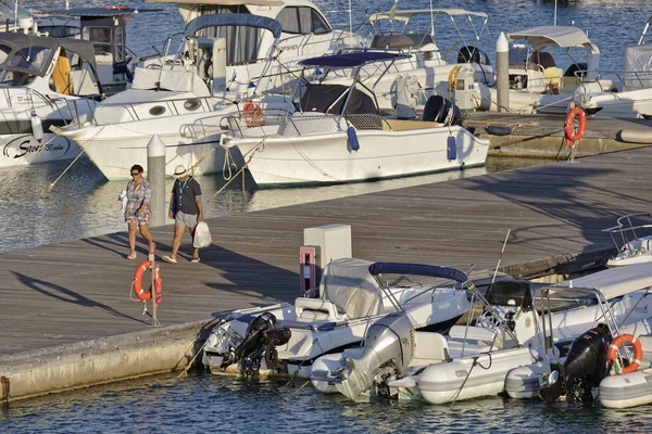 Itália Sicília Mar Mediterrâneo Marina Ragusa Agosto 2018 Pessoas Barcos — Fotografia de Stock