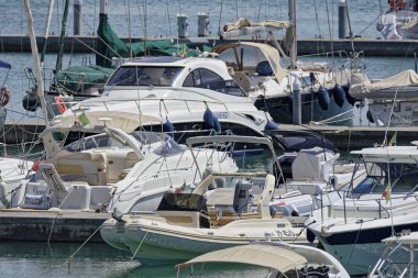 İtalya, Sicilya, Akdeniz, Marina di Ragusa; 20 Ağustos 2018, motorlu tekne ve Lüks Yatlar Port - Editörden