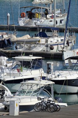 İtalya, Sicilya, Akdeniz, Marina di Ragusa; 20 Ağustos 2018, Lüks Yatlar port - Editörden