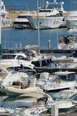 İtalya, Sicilya, Akdeniz, Marina di Ragusa; 20 Ağustos 2018, Lüks Yatlar port - Editörden