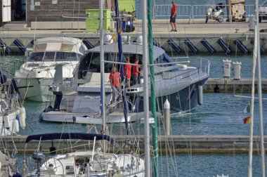 İtalya, Sicilya, Akdeniz, Marina di Ragusa; 20 Ağustos 2018, Lüks Yat Limanı - içerik girme