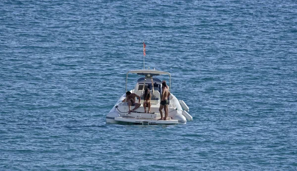 イタリア シチリア島 地中海 マリーナ ラグーザ 2018 大きなゴム製のボート 社説の人々 — ストック写真