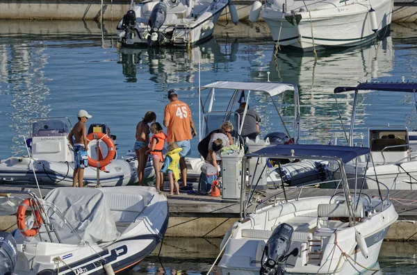 Italia Sicilia Mar Mediterraneo Marina Ragusa Agosto 2018 Persone Barche — Foto Stock