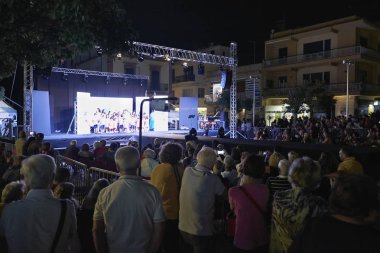 İtalya, Sicilya, Marina di Ragusa; 22 Ağustos 2018, yaz gece hayatı ve Sicilya şehrin - editoryal merkezine insanlarda